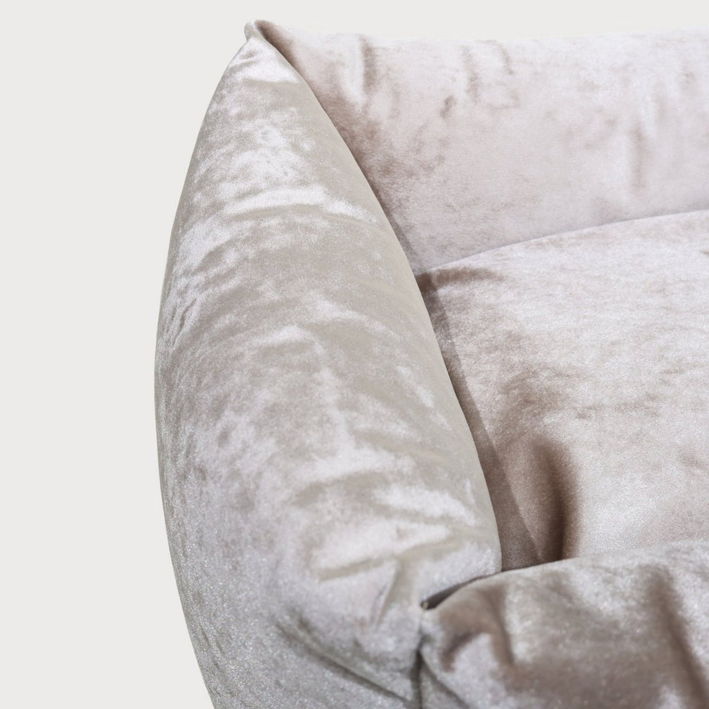 SAPPHIRE Luxury Dog Bed – Sculptural Marble Velvet, Orthopedic Support, Handmade in Europe